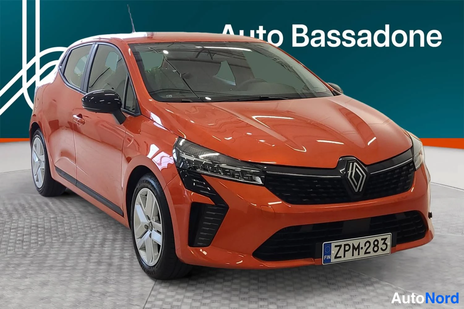 Oranssi Renault Clio 2025, etuviisto, keula oikealle, kuva 3