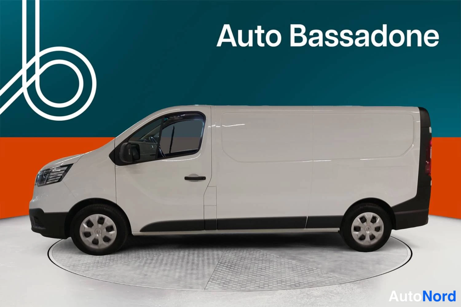 Valkoinen Renault Trafic 2024, etuviisto, keula vasemmalle, kuva 2