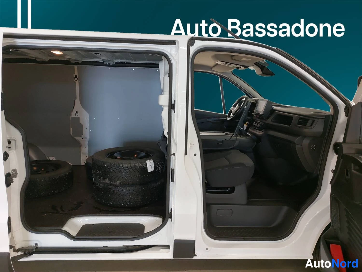 Valkoinen Renault Trafic 2024, kuva 16