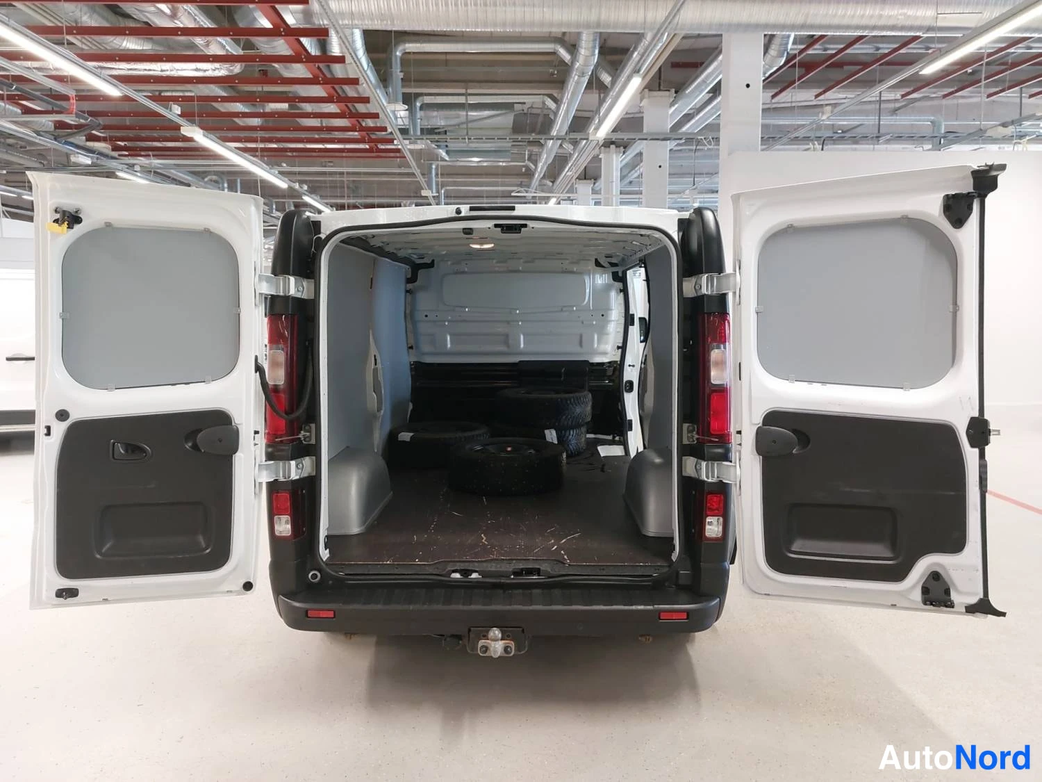 Valkoinen Renault Trafic 2024, takaa, kuva 8
