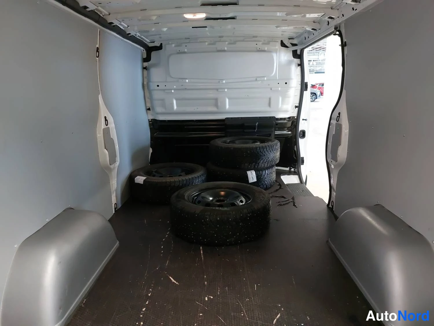 Valkoinen Renault Trafic 2024, kuva 17