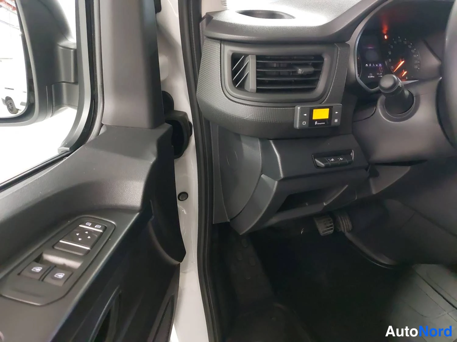Valkoinen Renault Trafic 2024, kuva 19