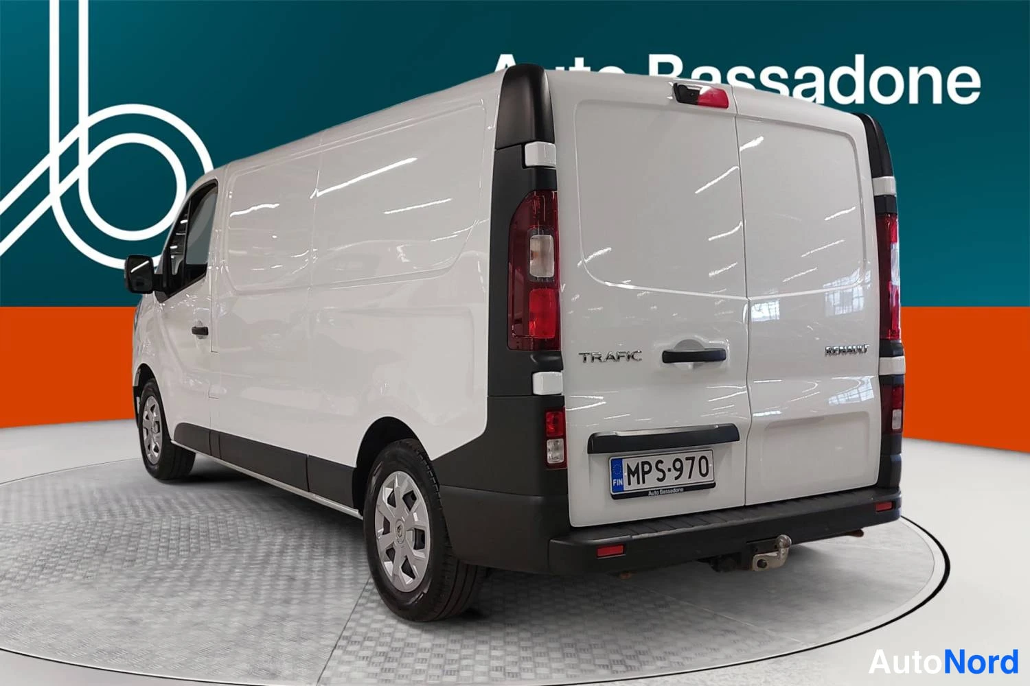 Valkoinen Renault Trafic 2024, takaviisto, kuva 6
