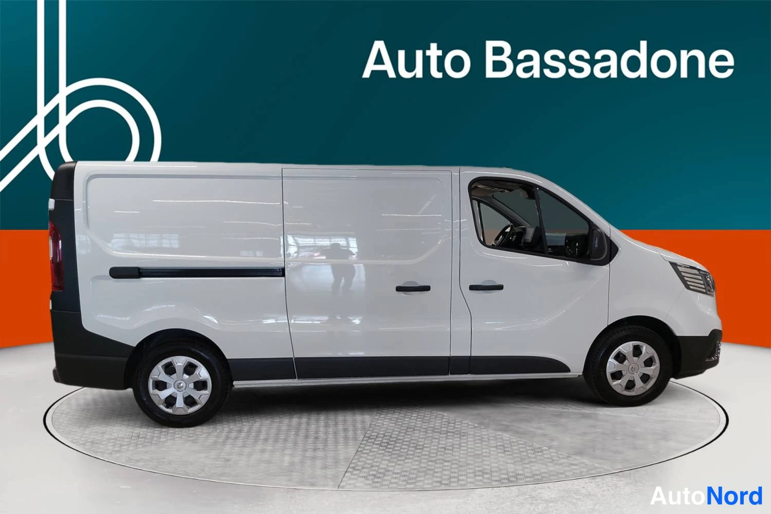 Valkoinen Renault Trafic 2024, etuviisto, keula oikealle, kuva 3