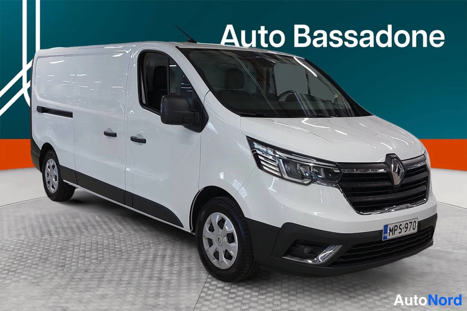 Valkoinen Renault Trafic 2024, etuviisto, keula oikealle, kuva 4