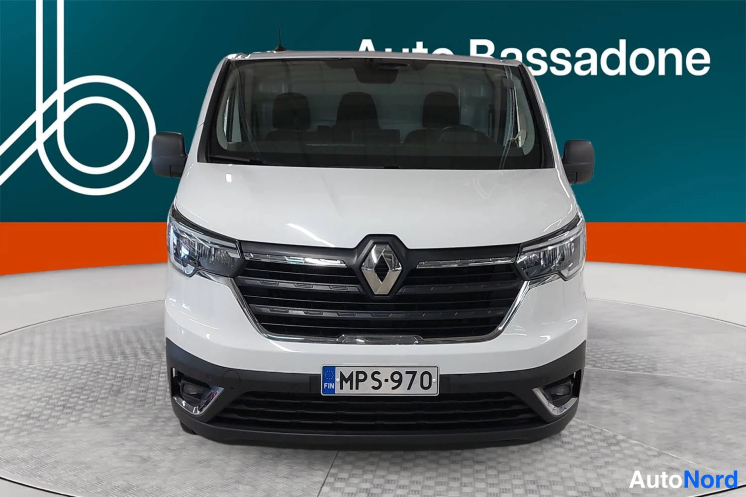 Valkoinen Renault Trafic 2024, edestä, kuva 5