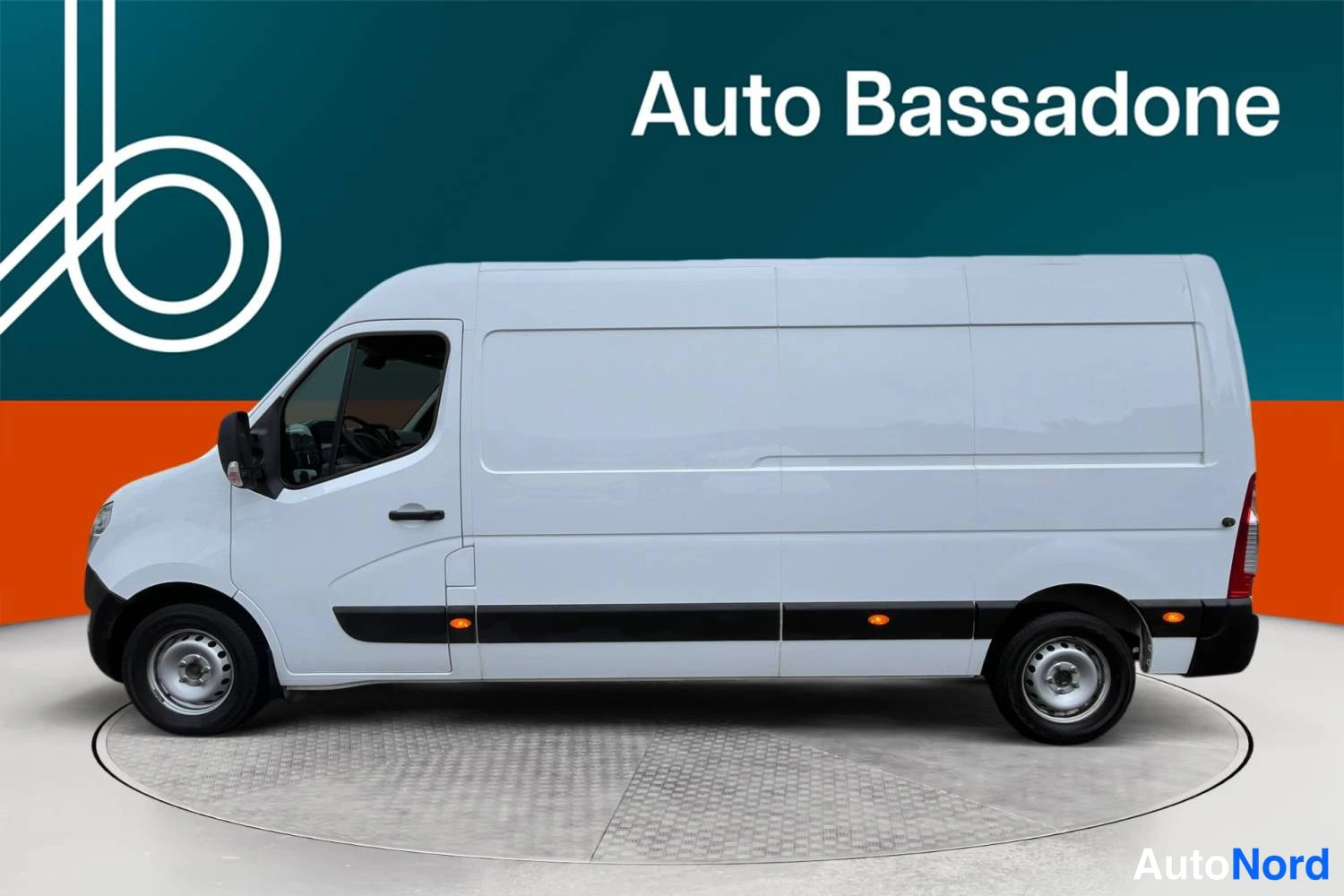 Valkoinen Nissan Interstar 2023, sivulta, kuva 5