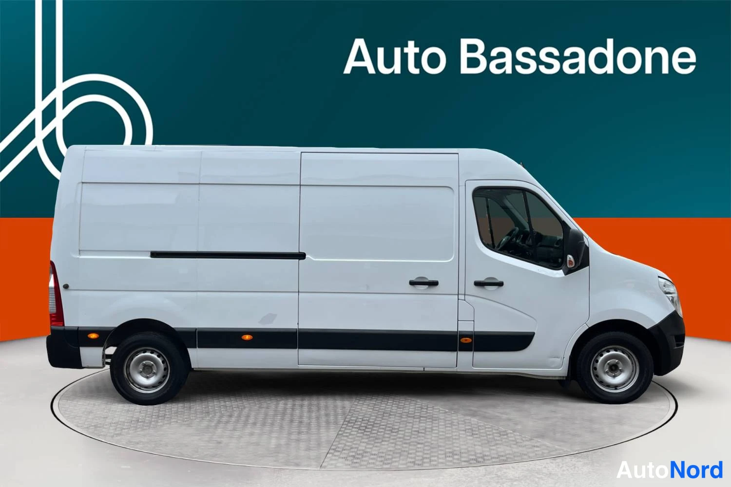 Valkoinen Nissan Interstar 2023, etuviisto, keula oikealle, kuva 2