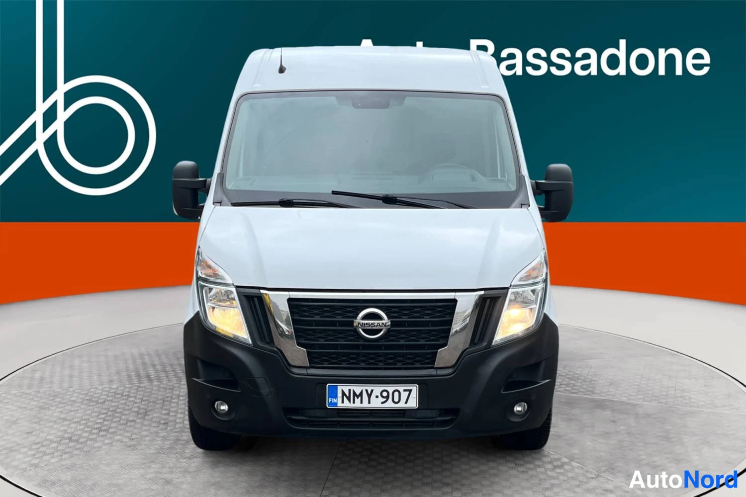 Valkoinen Nissan Interstar 2023, edestä, kuva 4