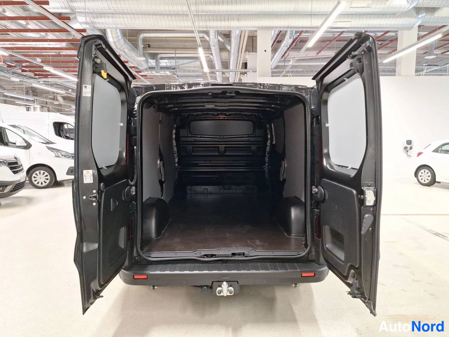 Musta Renault Trafic 2026, tavaratila, kuva 15