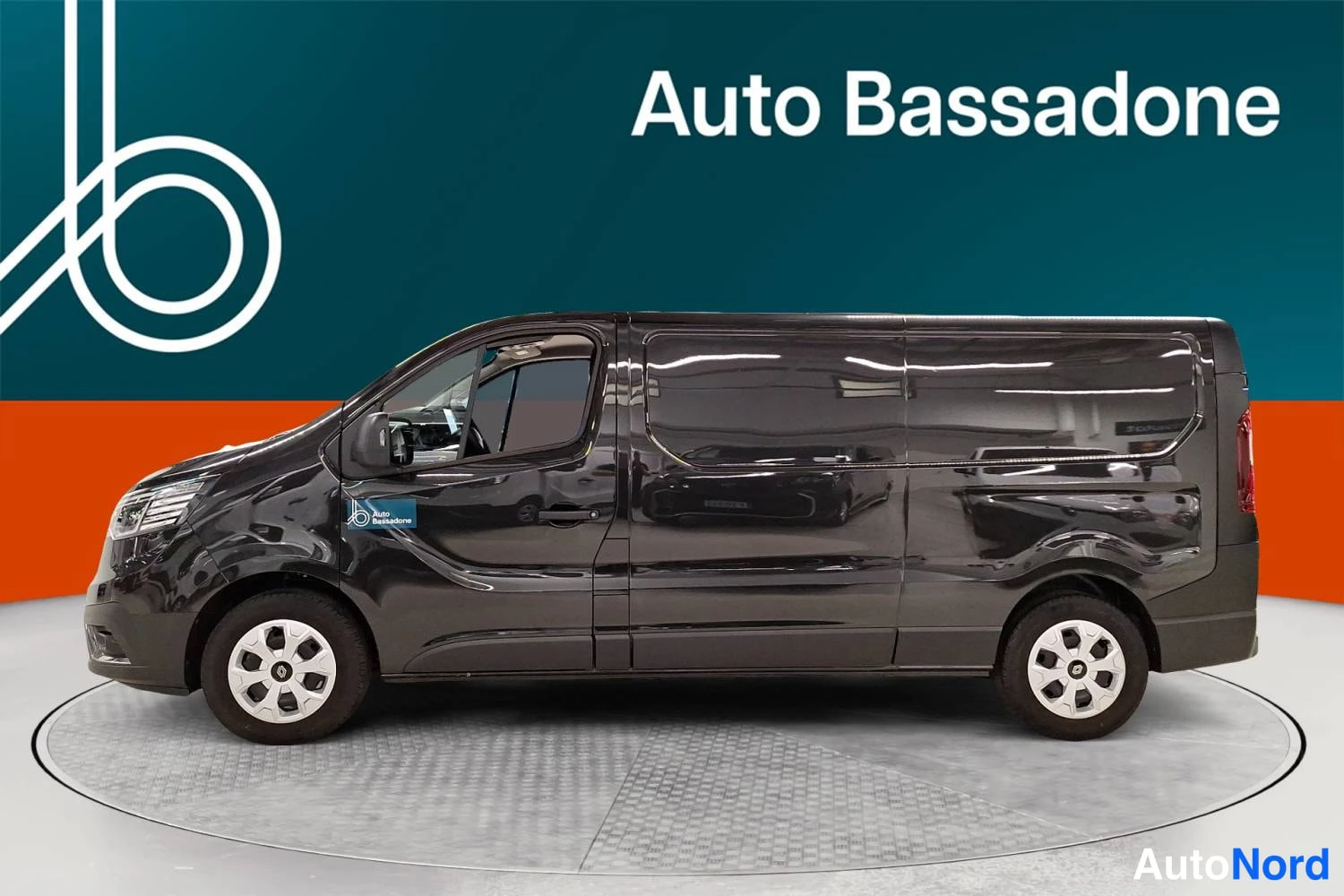 Musta Renault Trafic 2026, sivulta, kuva 5