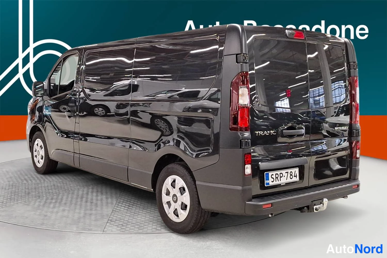 Musta Renault Trafic 2026, takaviisto, kuva 6