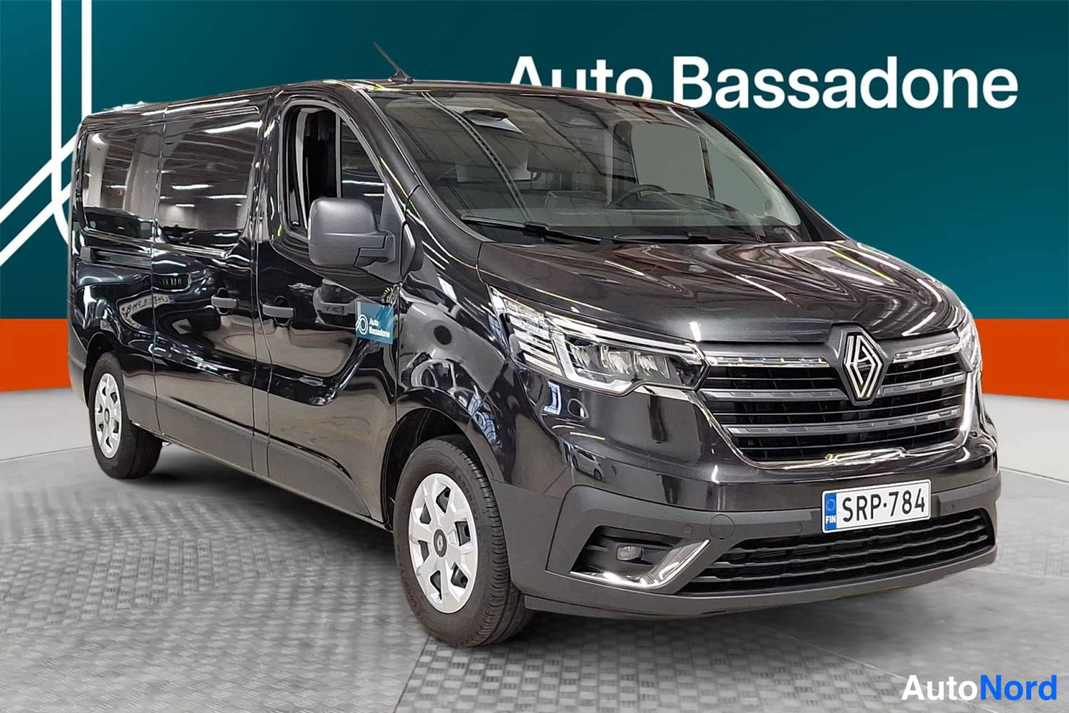 Musta Renault Trafic 2026, etuviisto, kuva 3