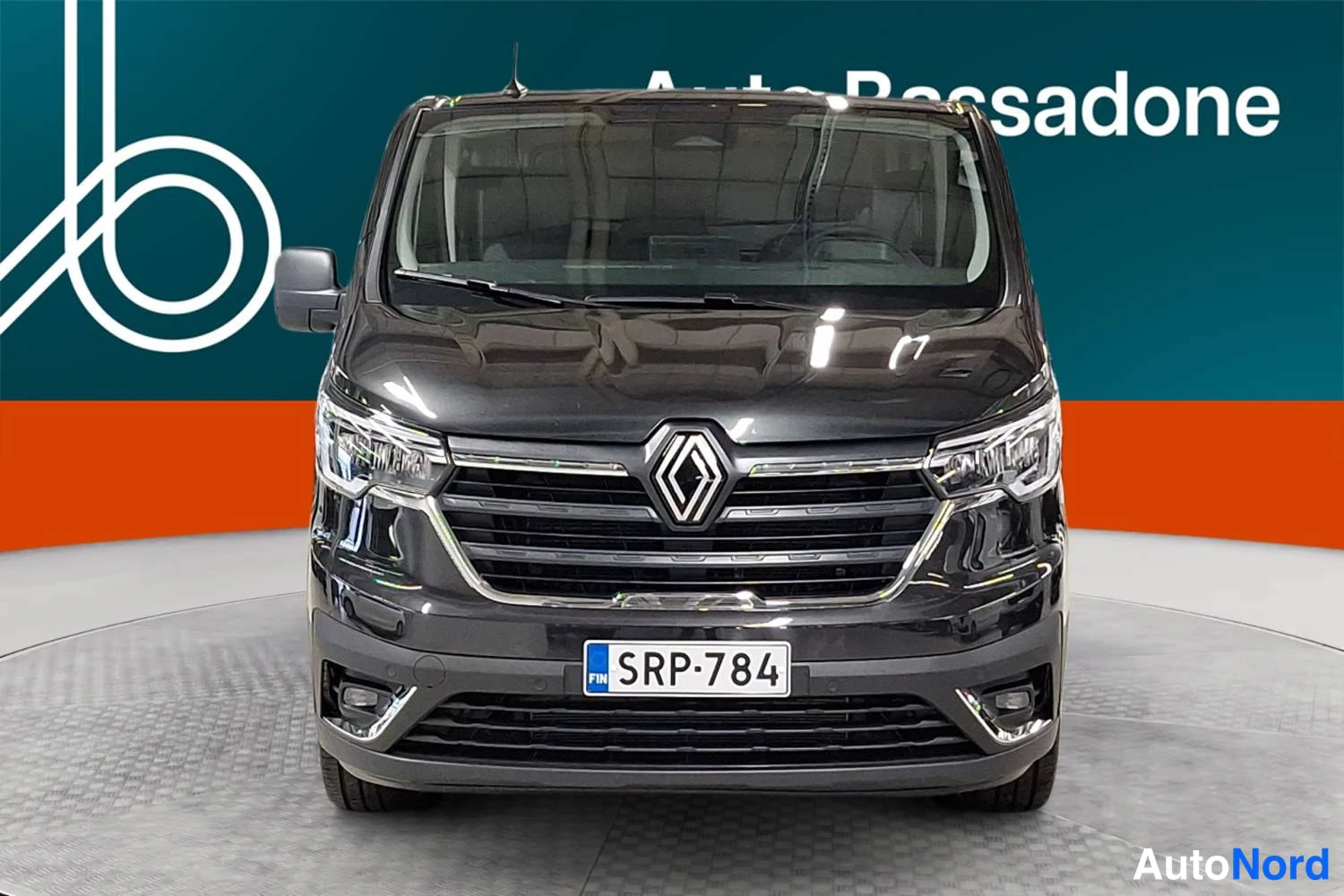 Musta Renault Trafic 2026, edestä, kuva 4