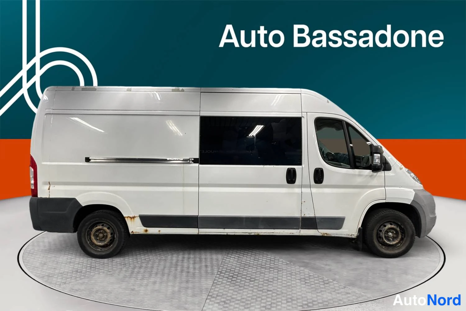 Valkoinen Citroen Jumper 2010, etuviisto, keula oikealle, kuva 2