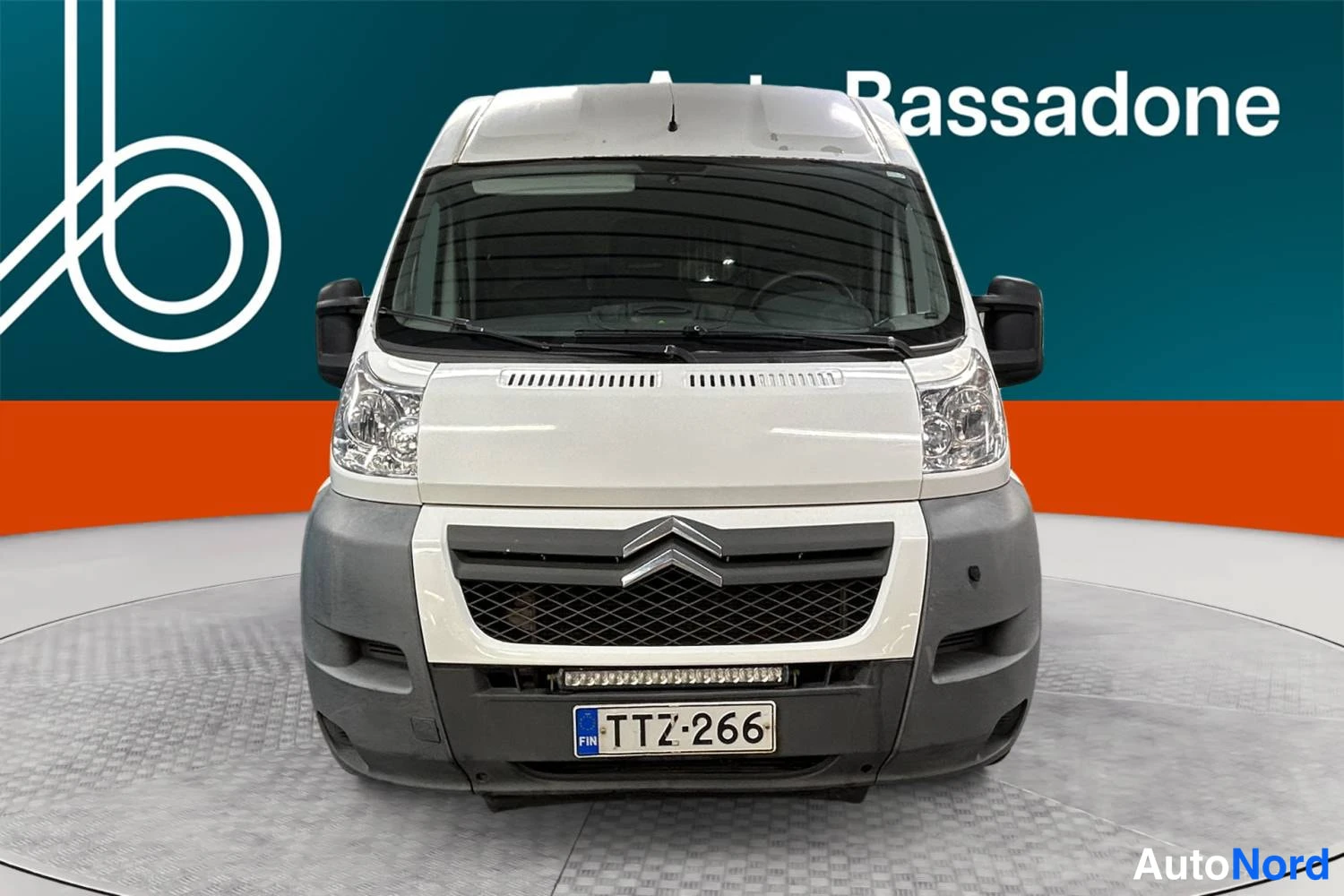 Valkoinen Citroen Jumper 2010, edestä, kuva 3