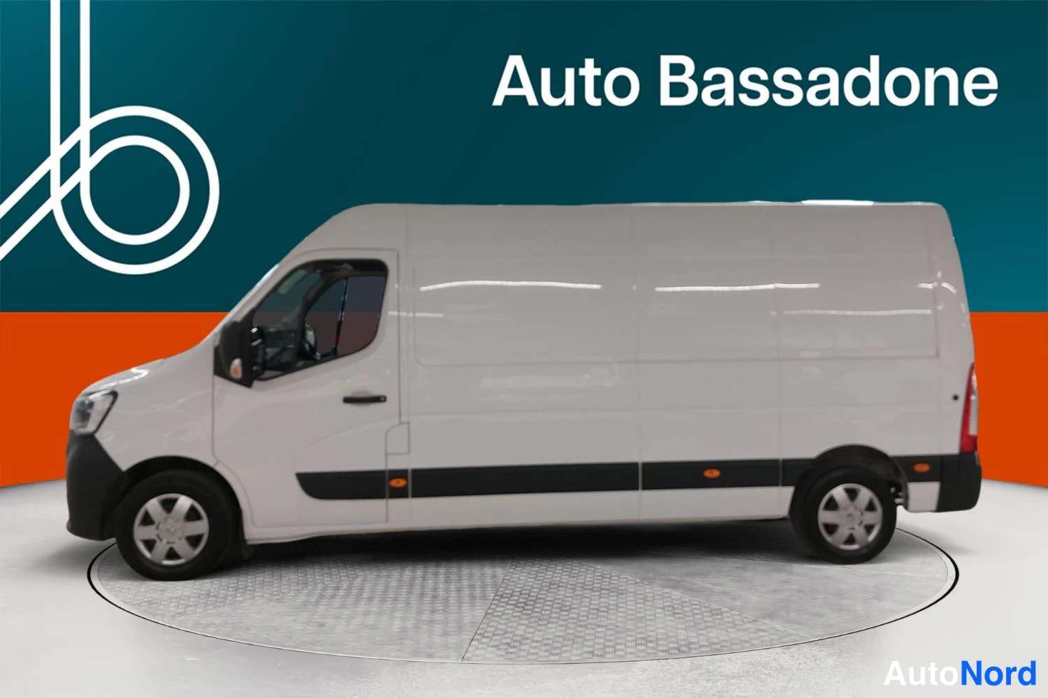 Valkoinen Renault Master 2022, sivulta, kuva 5
