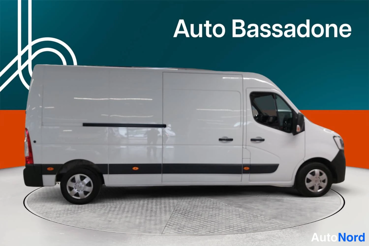 Valkoinen Renault Master 2022, sivulta, kuva 4