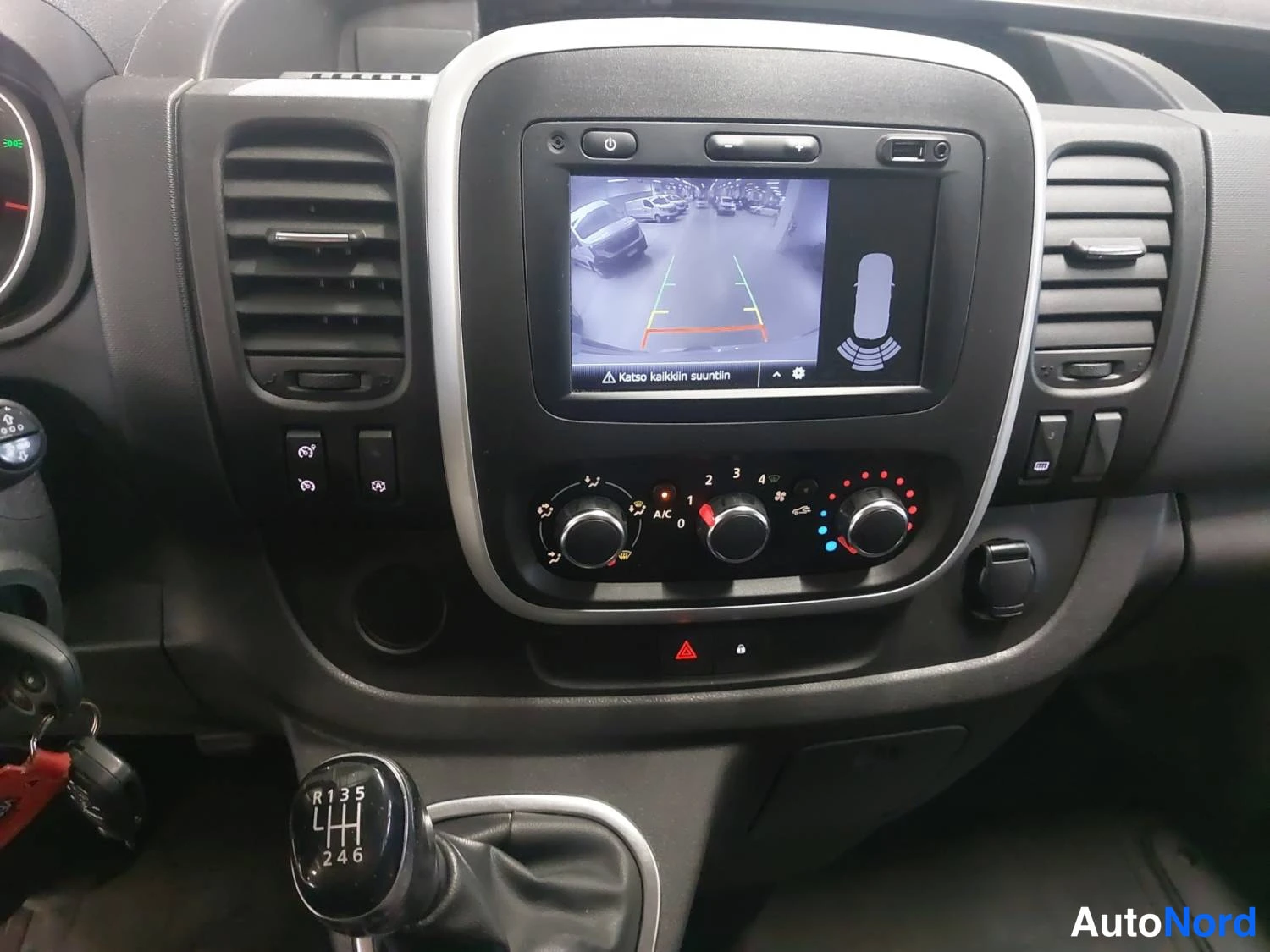 Valkoinen Renault Trafic 2020, kuva 10