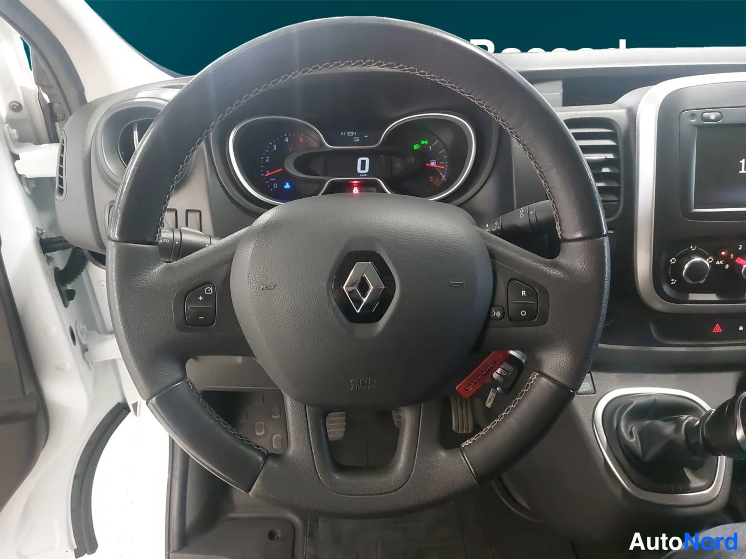 Valkoinen Renault Trafic 2020, kuva 11