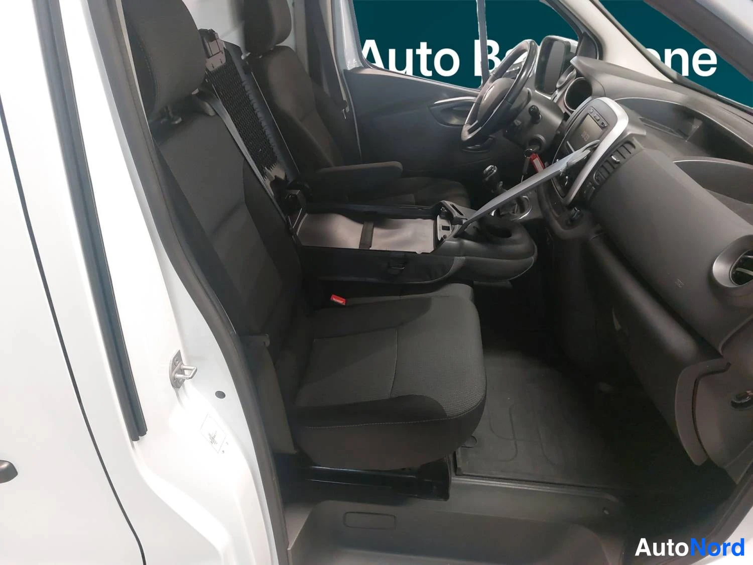 Valkoinen Renault Trafic 2020, kuva 21