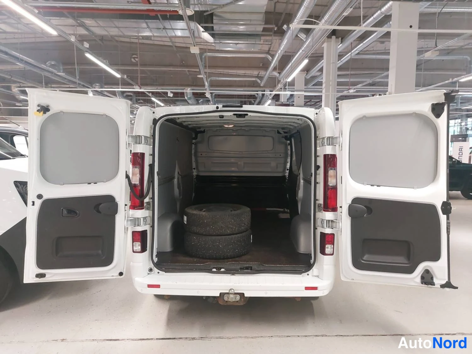 Valkoinen Renault Trafic 2020, takaa, kuva 8