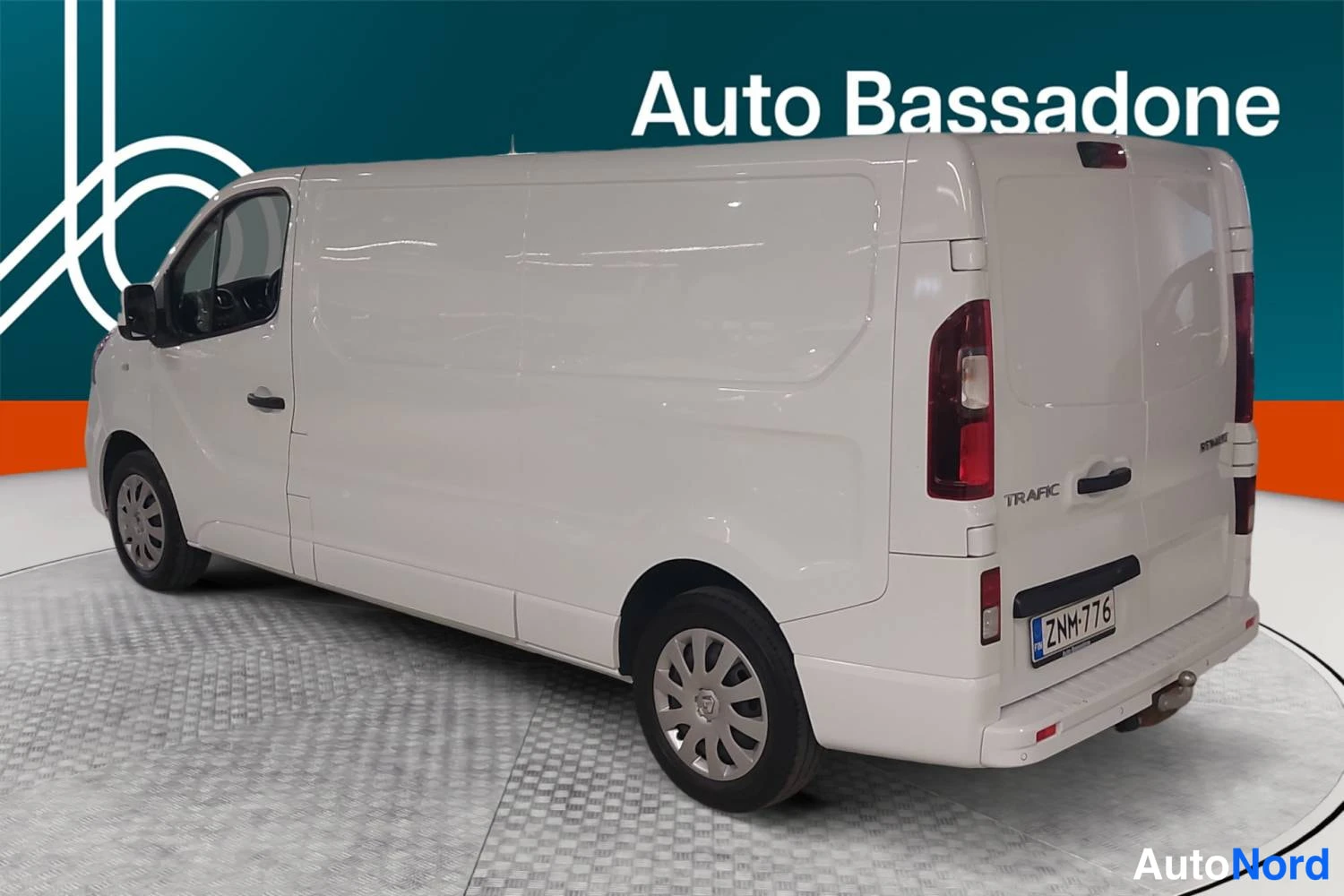 Valkoinen Renault Trafic 2020, takaviisto, kuva 5