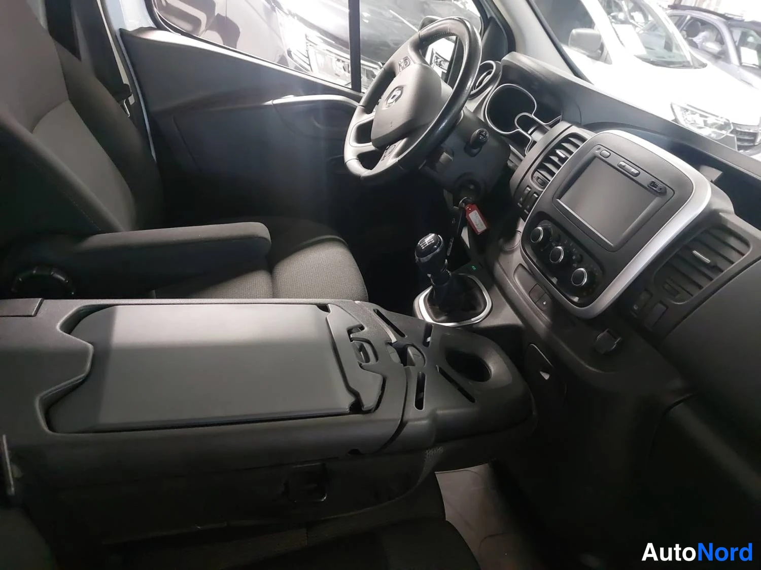Valkoinen Renault Trafic 2020, kuva 16