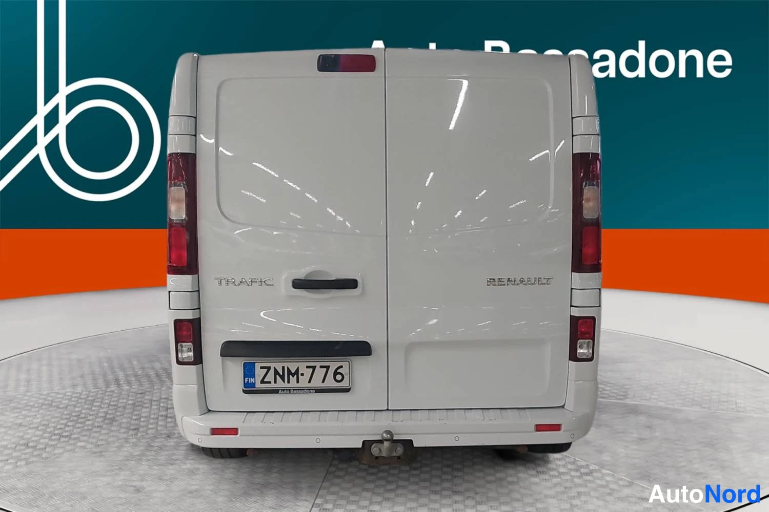 Valkoinen Renault Trafic 2020, takaa, kuva 7