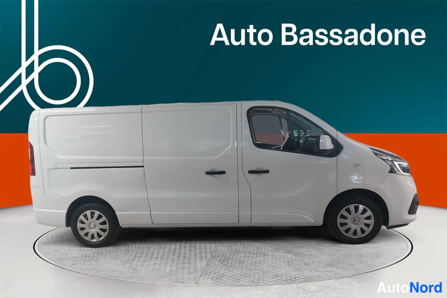 Valkoinen Renault Trafic 2020, etuviisto, keula oikealle, kuva 3