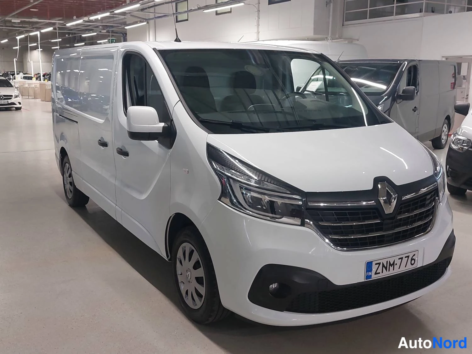Valkoinen Renault Trafic 2020, kuva 18