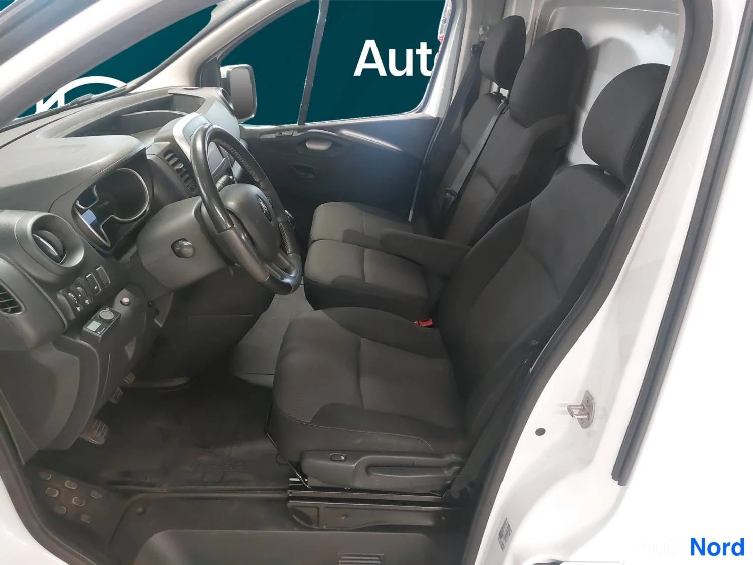 Valkoinen Renault Trafic 2020, kuva 20