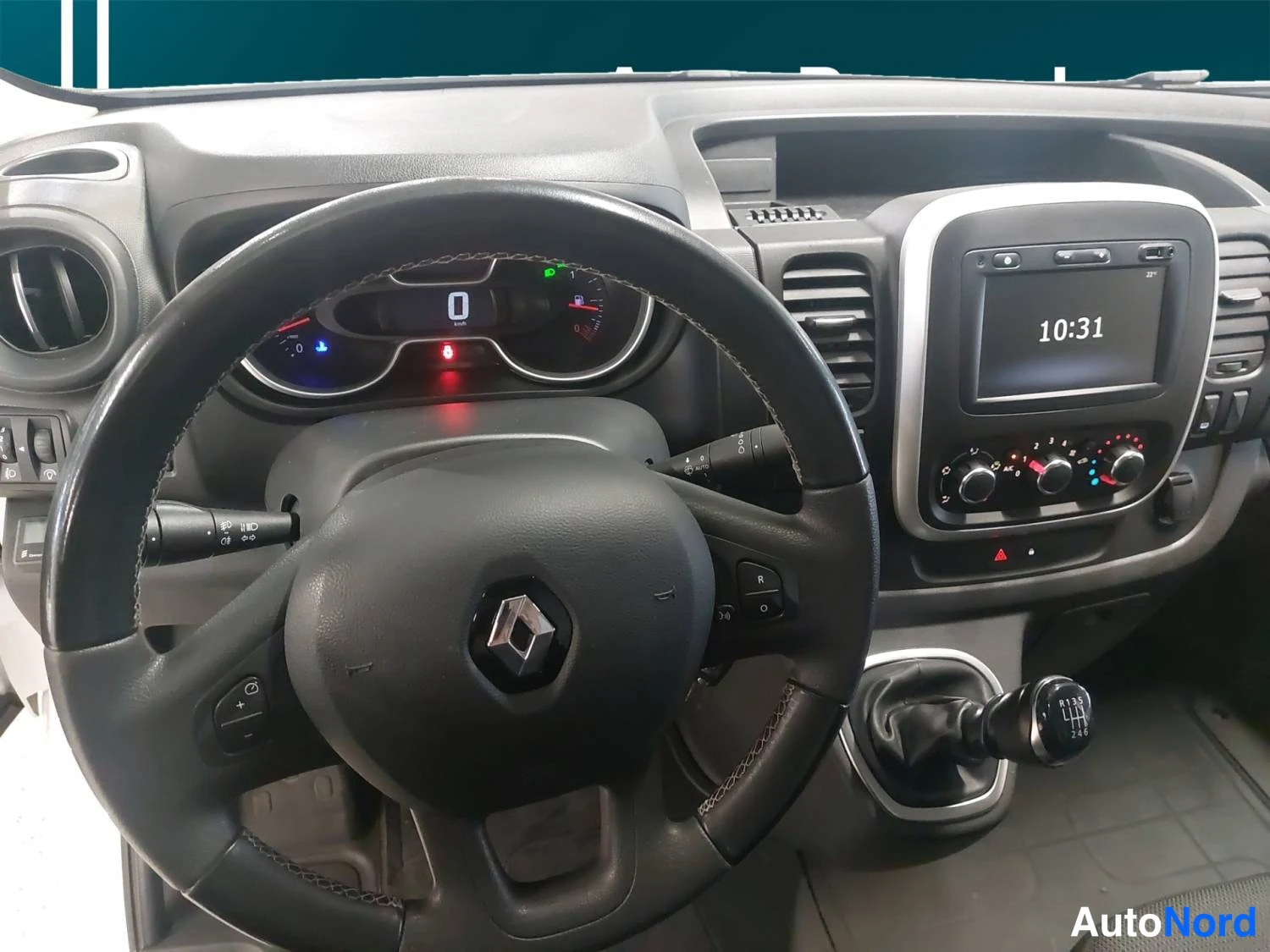Valkoinen Renault Trafic 2020, kuva 9
