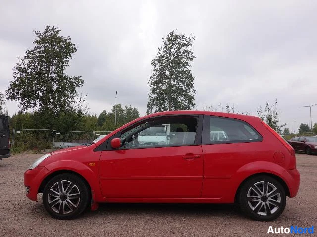 Punainen Ford Fiesta 2004, sivulta, kuva 8