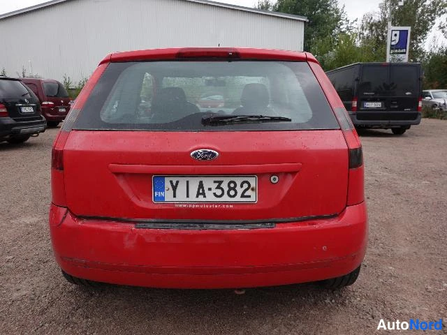 Punainen Ford Fiesta 2004, takaa, kuva 13