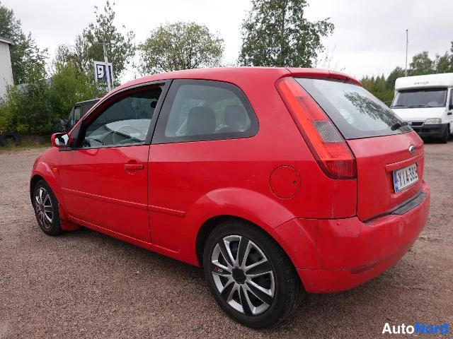 Punainen Ford Fiesta 2004, takaviisto, kuva 11