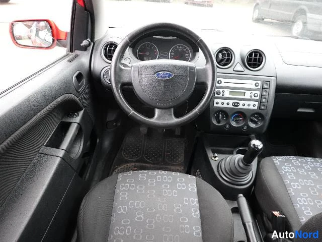Punainen Ford Fiesta 2004, kuva 15