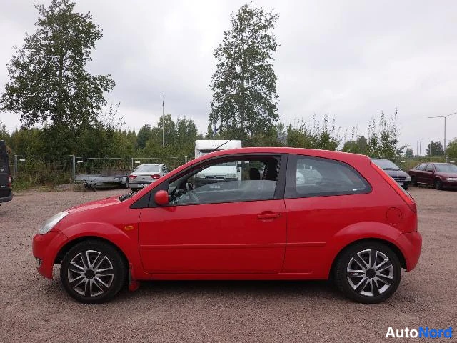 Punainen Ford Fiesta 2004, etuviisto, keula vasemmalle, kuva 3