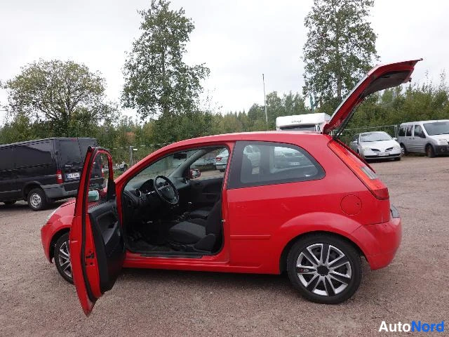 Punainen Ford Fiesta 2004, takaviisto, kuva 13