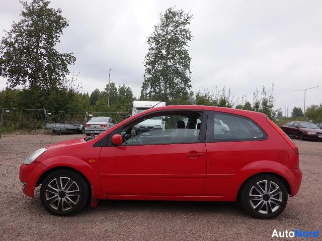 Punainen Ford Fiesta 2004, kuva 19