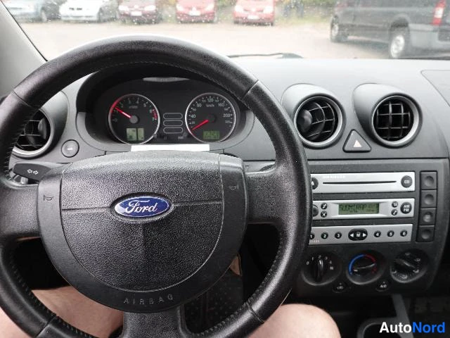 Punainen Ford Fiesta 2004, ohjaamo, kuva 16