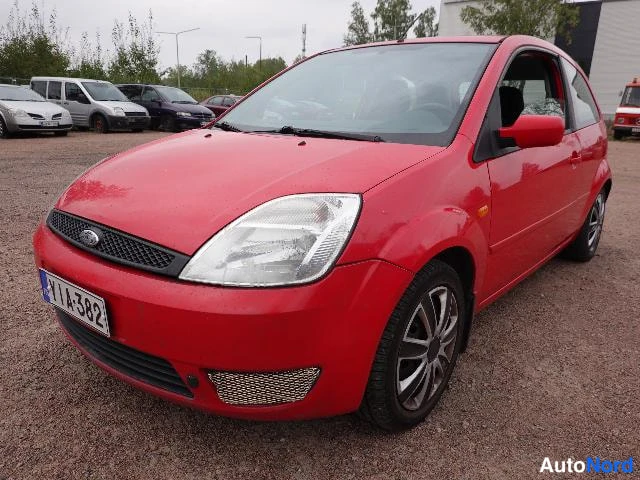 Punainen Ford Fiesta 2004, etuviisto, keula vasemmalle, kuva 4