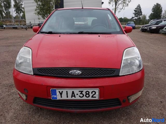 Punainen Ford Fiesta 2004, edestä, kuva 7