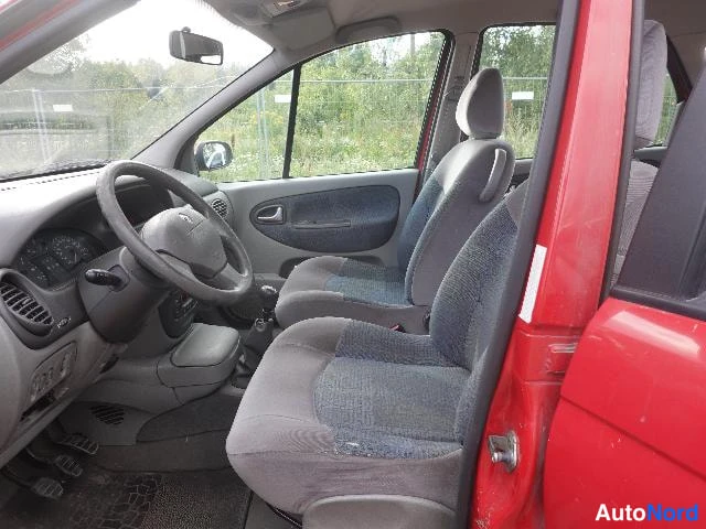 Punainen Renault Megane Scenic 2003, etuistuimet, kuva 18