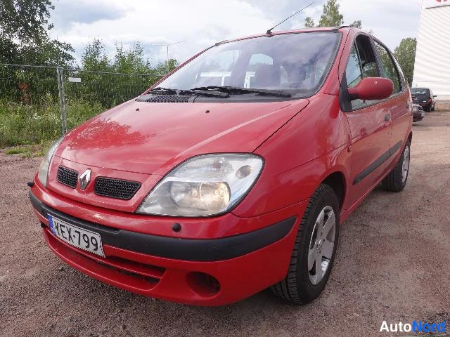 Punainen Renault Megane Scenic 2003, etuviisto, keula vasemmalle, kuva 2