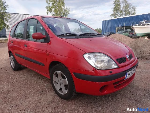 Punainen Renault Megane Scenic 2003, etuviisto, keula oikealle, kuva 3