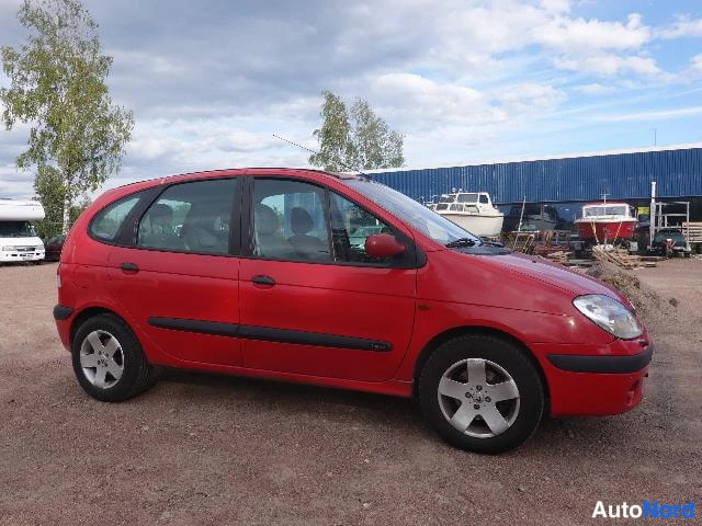Punainen Renault Megane Scenic 2003, etuviisto, keula oikealle, kuva 4