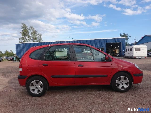 Punainen Renault Megane Scenic 2003, sivulta, kuva 6