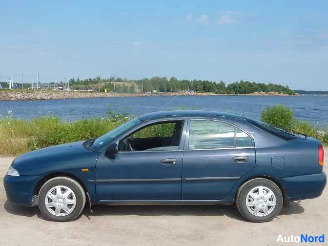 Sininen Mitsubishi Carisma 1998, etuviisto, keula vasemmalle, kuva 2