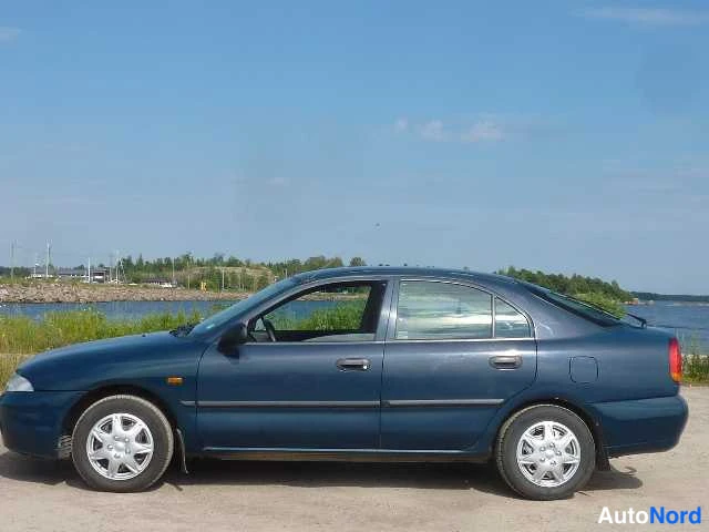 Sininen Mitsubishi Carisma 1998, etuviisto, keula vasemmalle, kuva 3